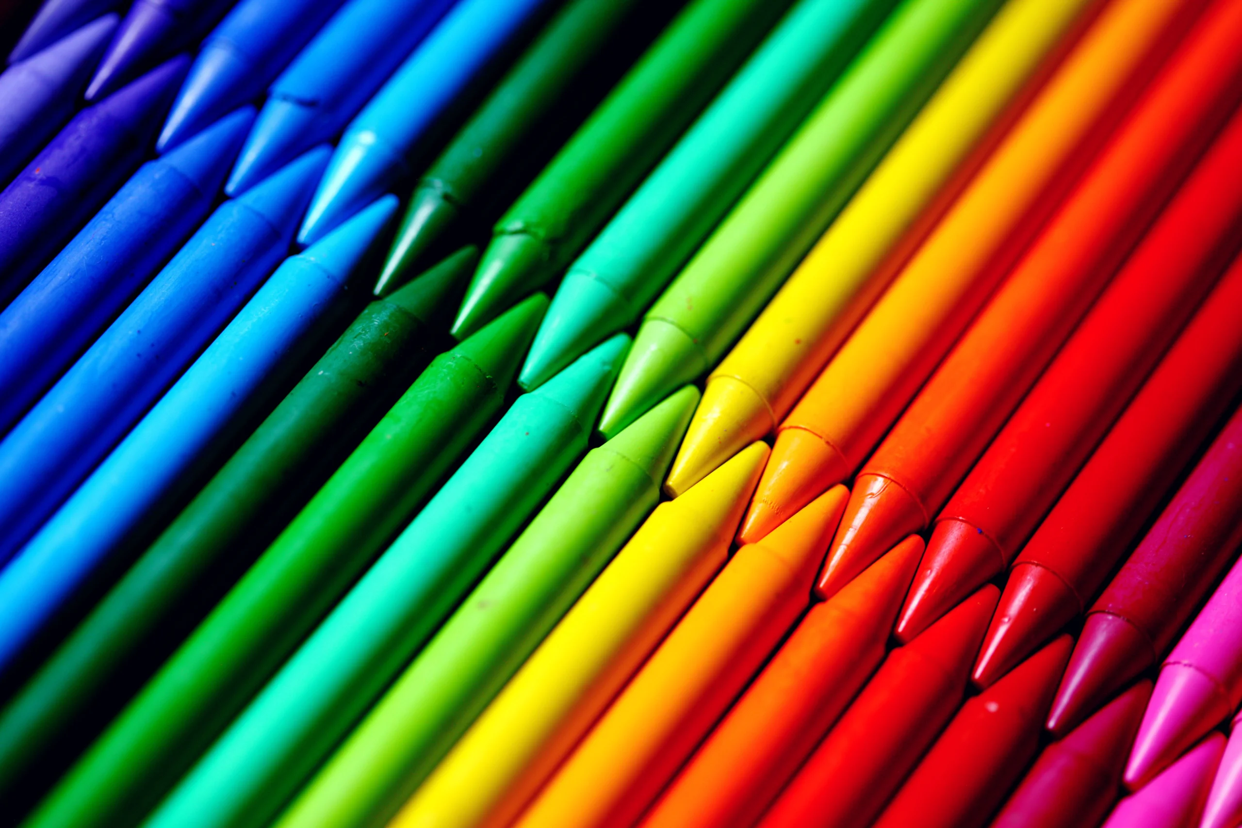 Flatlay of vivid colored crayons showcasing a spectrum of hues in a creative alignment. jigsaw puzzle