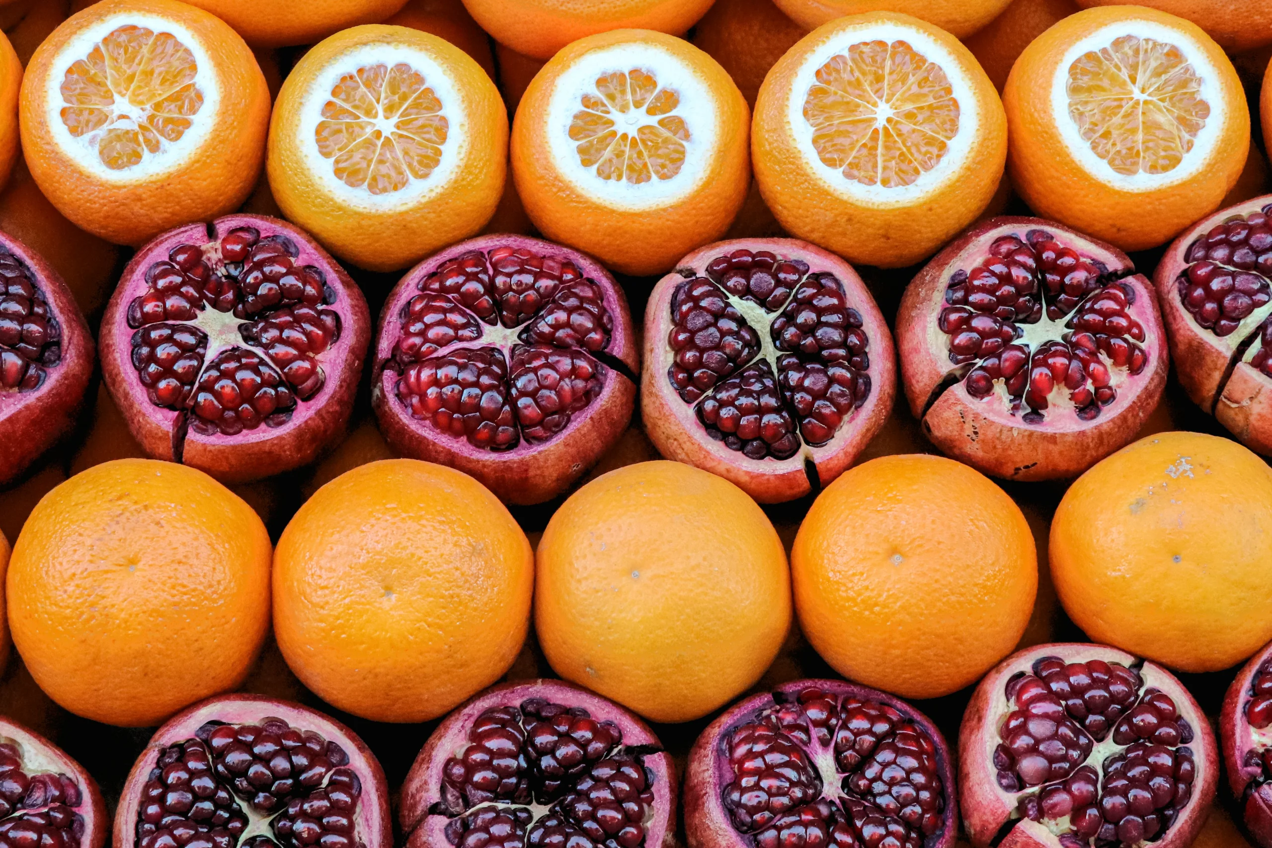 Vibrant mix of sliced oranges and pomegranates at a fruit market in İstanbul, Turkey. jigsaw puzzle